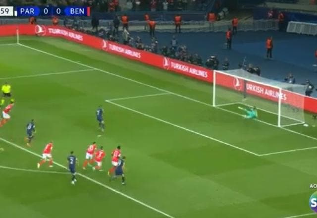 Mbappé cobra pênalti com perfeição e abre o placar para o PSG