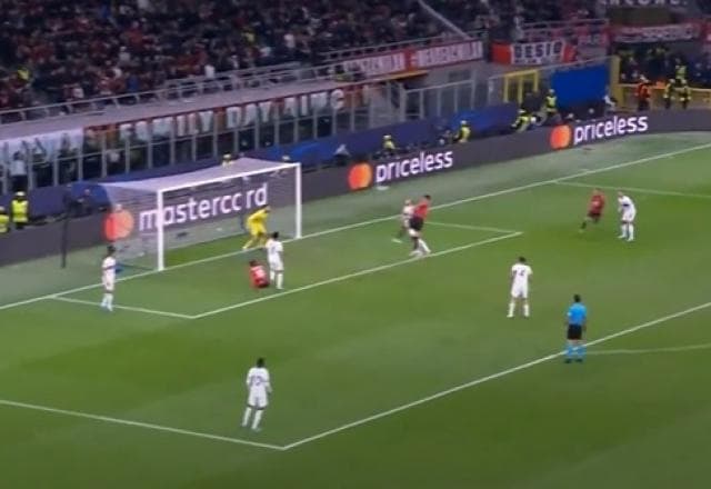 Virada do Milan! Giroud sobe mais alto que Skriniar e faz 2 a 1 sobre o PSG