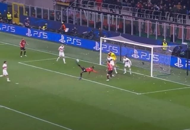 Rafael Leão faz golaço de bicicleta e empata para o Milan contra o PSG