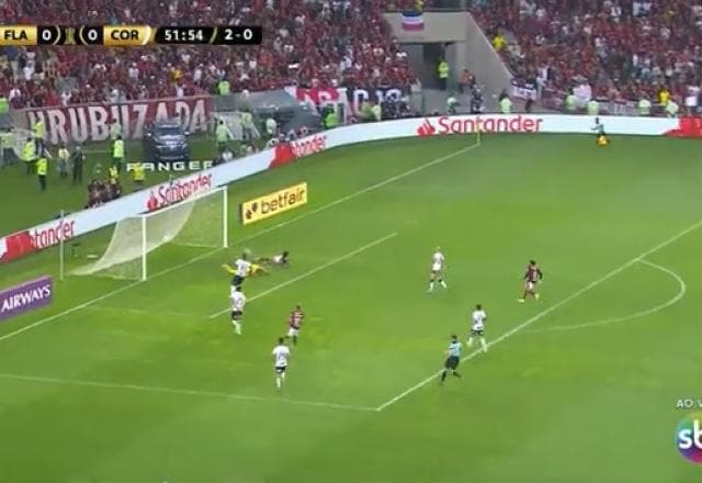 Pedro recebe de Arrascaeta e abre o placar para o Flamengo contra o Corinthians