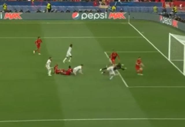 Gol anulado! Benzema marca para o Real Madrid, mas em posição de impedimento