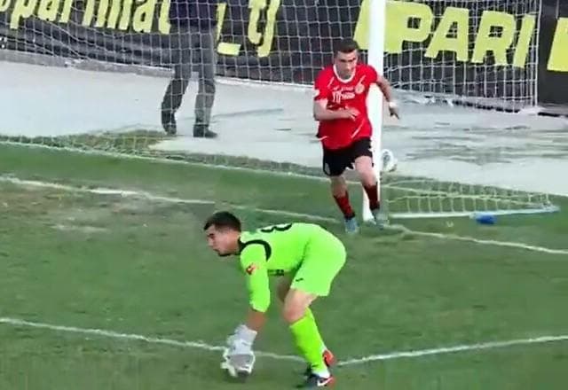 Atacante se esconde de goleiro e faz gol inusitado na Ásia; veja!