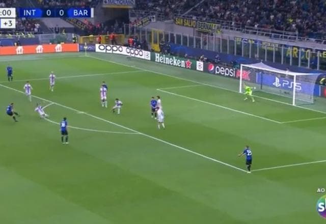 Çalhanoglu finaliza no cantinho e abre o placar para a Inter contra o Barcelona