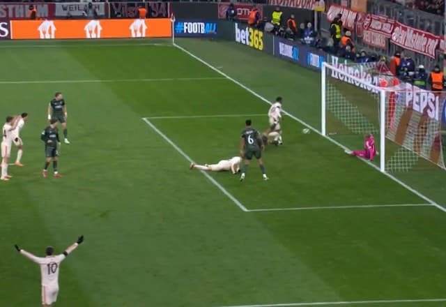 Gol! Alphonso Davies aproveita rebote e garante classificação do Bayern na Champions