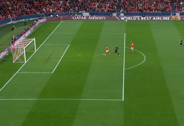 Falha de videogame? Pavlidis marca após erro do Szczesny