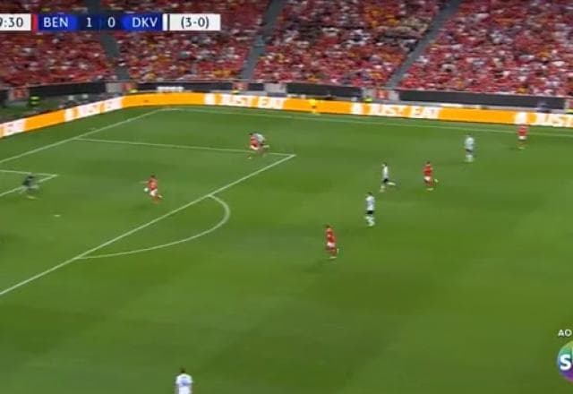 Que falha bizarra! Zagueiro do Dínamo entrega, e Rafa Silva amplia
