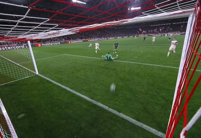 Gol do Celtic! Kuhn abre o placar contra o Bayern de Munique na Champions