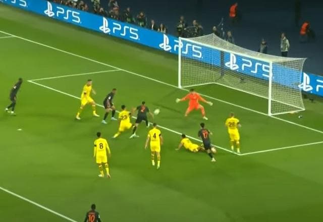 Golaço! Hakimi deixa zagueiro no chão e amplia para o PSG