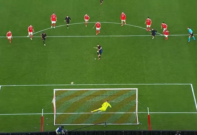 Tudo igual! Lewandowski empata de pênalti para o Barcelona