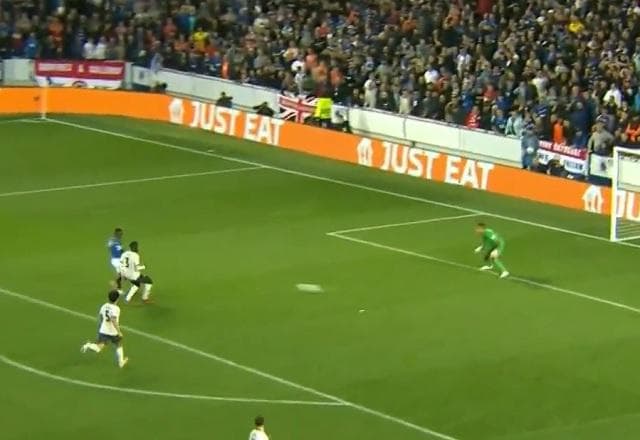 Rangers na frente! Em contra-ataque espetacular, Matondo marca o segundo