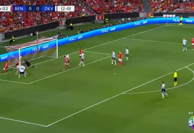 David Neres cruza na medida, e Otamendi abre o placar para o Benfica