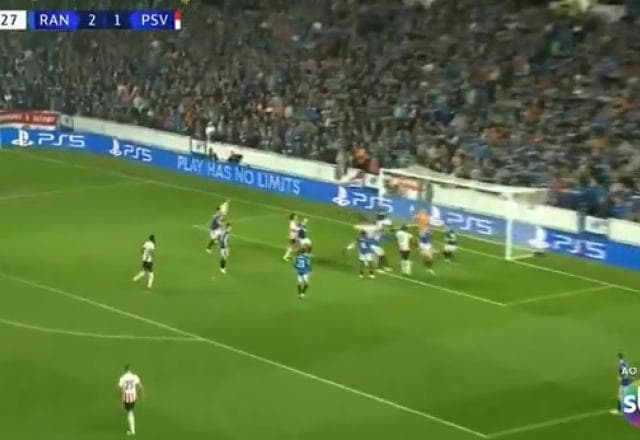 Obispo sobe mais alto que os zagueiros do Rangers e empata para o PSV