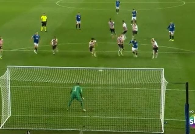 Que frango! Lawrence cobra falta, Benitez aceita e Rangers vira sobre PSV