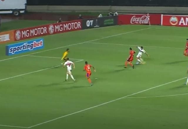 Michel Araújo recebe lindo passe de Nestor e amplia para o São Paulo 