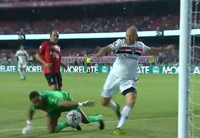 Após tabela, Dida falha e Valber marca o primeiro do São Paulo contra Milan