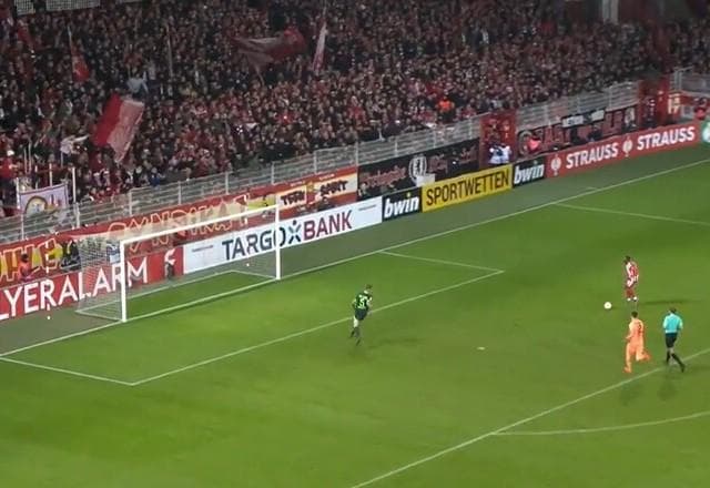 Jogador perde gol incrível e é zoado por colegas de time; assista