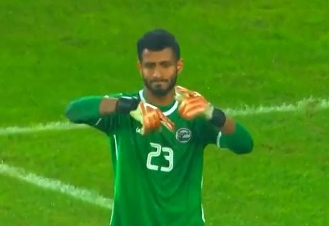 Deu pena: goleiro comete falhas bizarras e pede para ser substituído