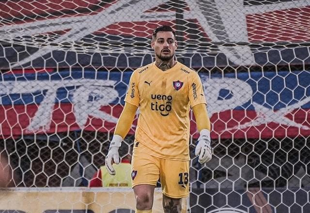 VÍDEO: Goleiro ex-São Paulo separa briga no Paraguai usando mangueira d'água