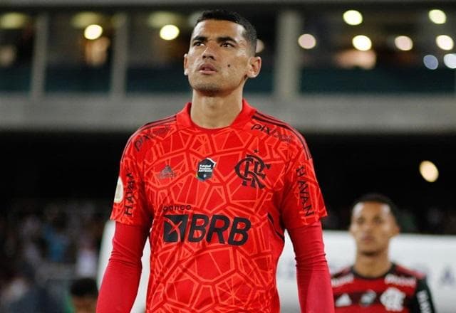 Fortaleza entra em acordo com Flamengo por contratação do goleiro Santos