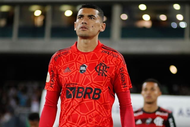 Fortaleza entra em acordo com Flamengo por contratação do goleiro Santos