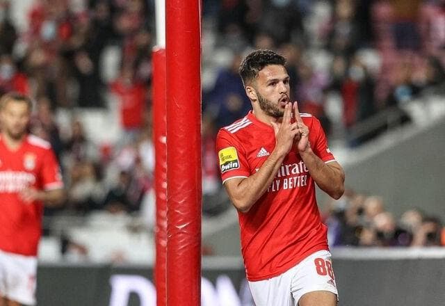 Atleta do Benfica fica com rosto deformado por choque em jogo da Champions; veja