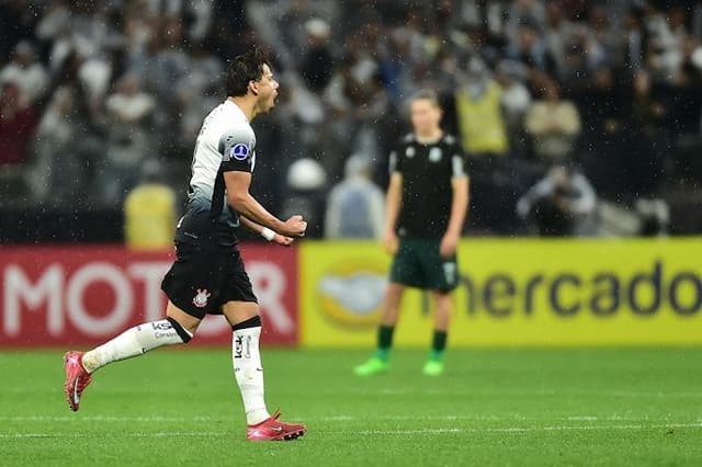Com um a menos, Corinthians vence o Racing-URU na raça e segue vivo na Sul-Americana