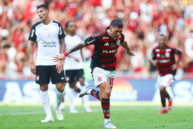 Flamengo atropela Corinthians no Maracanã e mantém embalo no Brasileirão