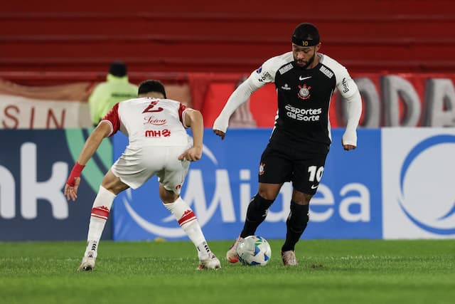 Corinthians perde para o Huracán e dá adeus à Copa Sul-Americana