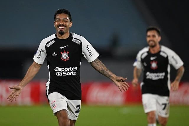 Corinthians vence Racing no Uruguai e entra na zona de classificação da Sul-Americana