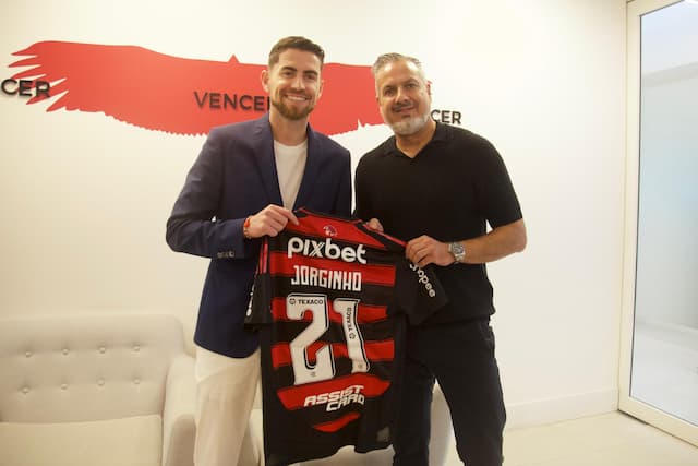 Flamengo anuncia a contratação do volante Jorginho