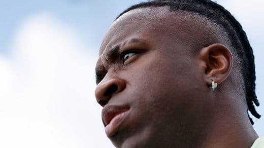Xabi Alonso minimiza críticas a Vinícius Jr. e destaca papel decisivo do atacante