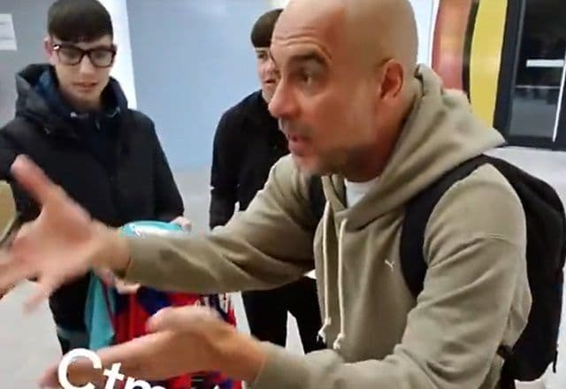 Pep Guardiola se irrita com fãs que pediam autógrafos: "Vocês querem viver fazendo isso?"