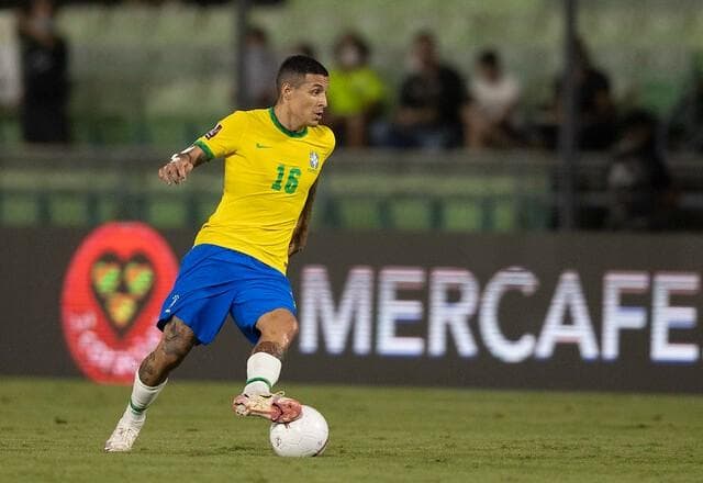 Tite afirma que briga por lateral-esquerda está aberta na seleção 