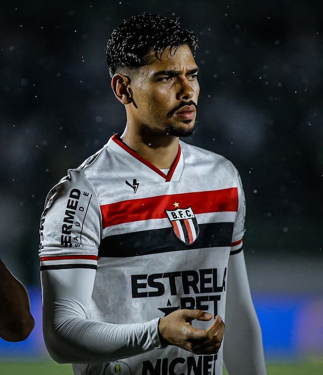 Guilherme Madruga ganha prêmio Puskás de gol mais bonito do ano pela Fifa