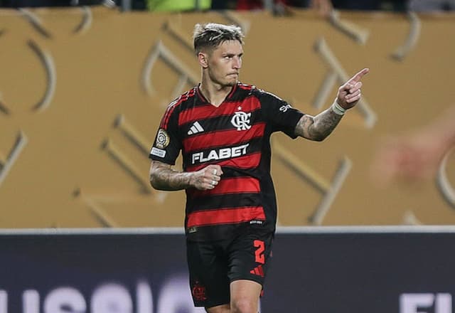 Flamengo encaminha renovação com Varela após o Mundial de Clubes