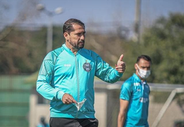 Em crise, Coritiba anuncia demissão do técnico Gustavo Morínigo