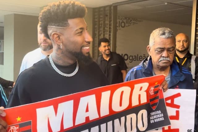 Emerson Royal desembarca no Rio para assinar contrato com o Flamengo