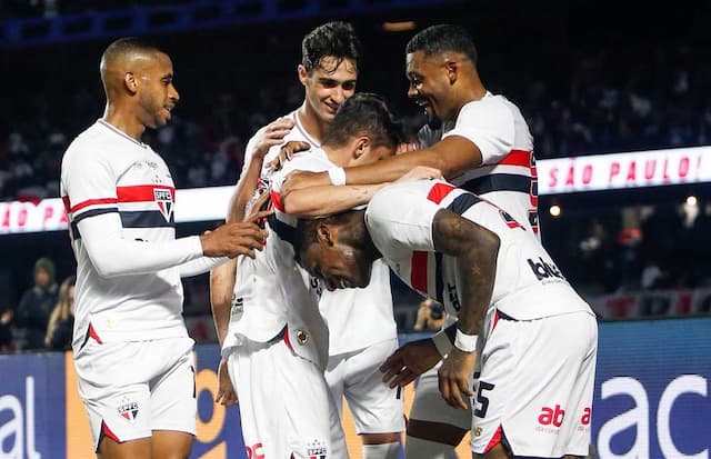 São Paulo aproveita oportunidades, bate o Athletico e sai na frente na Copa do Brasil