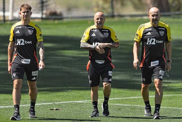 Sampaoli tem primeiro contato com elenco do Atlético após retorno