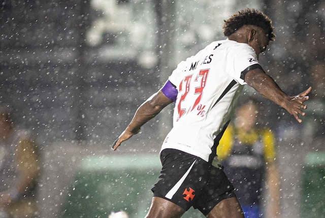 Thiago Mendes celebra vitória do Vasco: "Torcida veio para ver garra"