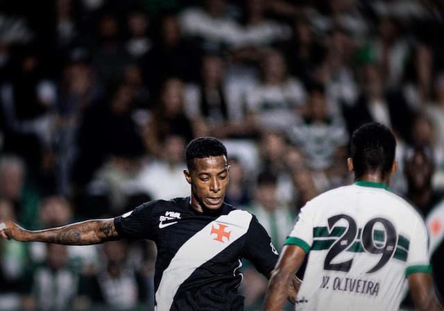 Vasco cede empate ao Coritiba no fim e perde chance de colar no G4