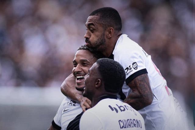 Em São Januário, Vasco vence o Grêmio e engata quarto jogo invicto no Brasileirão