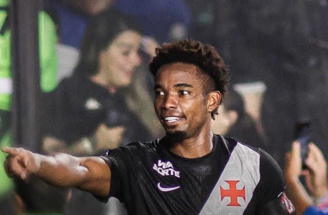 Vasco faz o dever de casa, vence o Athletico e sobe na tabela