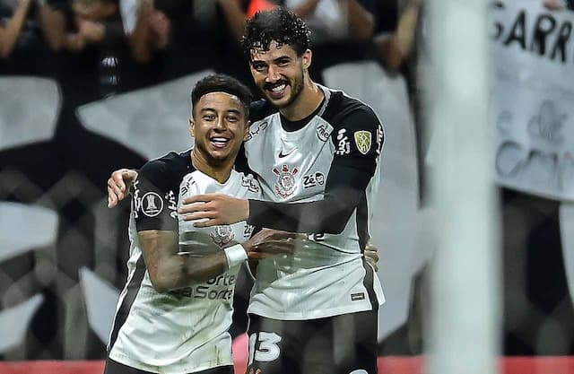 Com direito a olé, Corinthians vence Peñarol e segue 100% na Libertadores