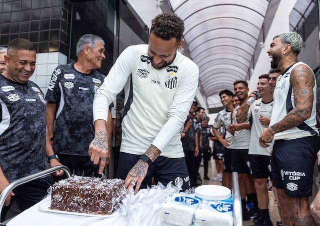 Neymar comemora 34 anos com festa no CT do Santos