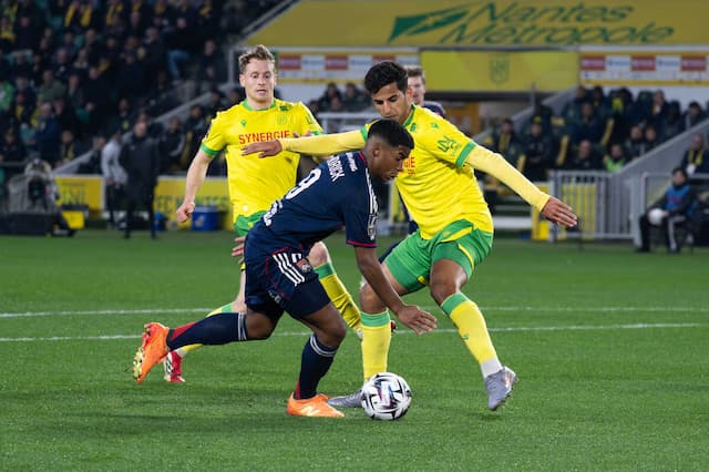 Endrick tem chance única, mas desperdiça e é expulso "duas vezes" em vitória do Lyon no Francês