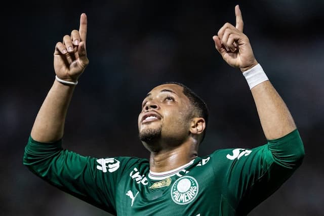 Vitor Roque sonha com Seleção e elogia Arias no Palmeiras: "É um craque"