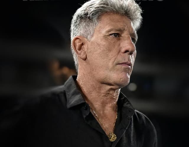 Renato destaca atuação do Vasco, mas reprova gol anulado: "VAR é complicado"