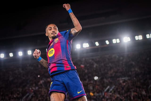 Raphinha dá show no jogo de despedida de Lewandowski do Camp Nou