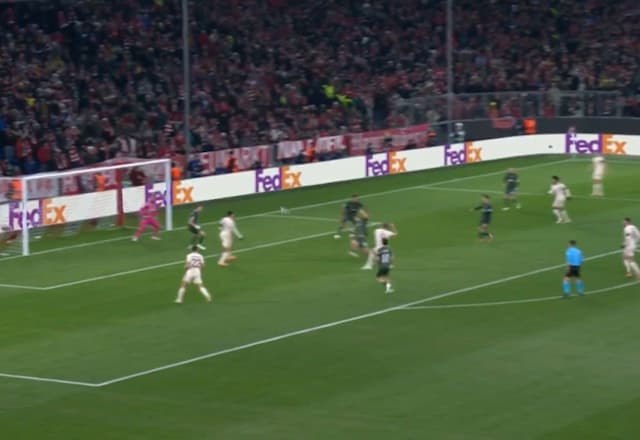 Quase! Harry Kane manda chutaço no travessão contra o Celtic